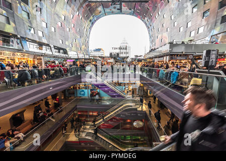 ROTTERDAM, 2. April 2018 - Food Court im modernen Gebäude, wo die Einheimischen ihre Mahlzeiten oder Ihre rohen Lebensmitteln Materialien zu erhalten, Niederlande Stockfoto