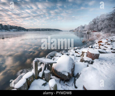 Landschaft Szene Winter von Küste und Meer mit Schnee bedeckt Bäume und Boden Stockfoto