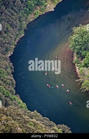 Hohes Ansehen der KANUTEN AUF DER ARDECHE IN DEN CIRQUE DE LA MADELEINE Stockfoto