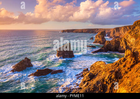 Cornwall Bedruthan Steps sea Stacks bei Flut Carnewas Bedruthan Cornwall Küste von North Cornwall Cornwall England UK GB Europa Stockfoto