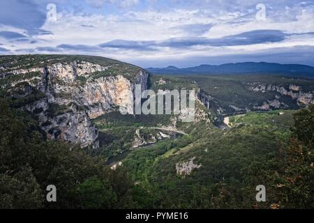 Der ARDECHE SCHLUCHT IN IHRER regionalen Lage an der Grenze zwischen den Departements Gard und Ardèche Frankreich Stockfoto