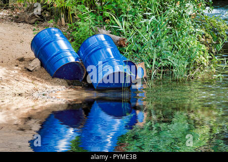 Die Gedumpten blau Ölfässer Verunreinigung im Wasser verursachen, mehr und mehr das Wasser verunreinigt durch Wegwerfen von Abfall, die deshalb in die Flüsse gelangt Stockfoto