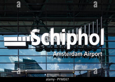 AMSTERDAM, 18. Juli 2018 - Namensschild und Eingang zum Internationalen Flughafen von Amsterdam an der South West namens Schiphol entfernt Stockfoto