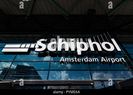 AMSTERDAM, 18. Juli 2018 - Namensschild und Eingang zum Internationalen Flughafen von Amsterdam an der South West namens Schiphol entfernt Stockfoto