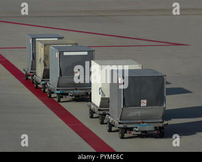 Gepäck container Festlegung auf den konkreten Ladeplattform warten in der Plaine geladen werden Stockfoto