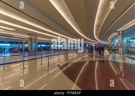 DUBAI, 18. Juli 2018 - Blick auf den Innenpool des internationalen Flughafens Komplex zwischen den Transitländern und den Shopping Mall Area, Arabische Emirate Stockfoto