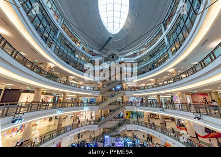 KUALA LUMPUR, 26. Juli 2018 - Schöne und gut dekoriert Einkaufen mit seiner zentralen Aufzug One Utama in Petaling Jaya Bezirk in Mals entfernt Stockfoto