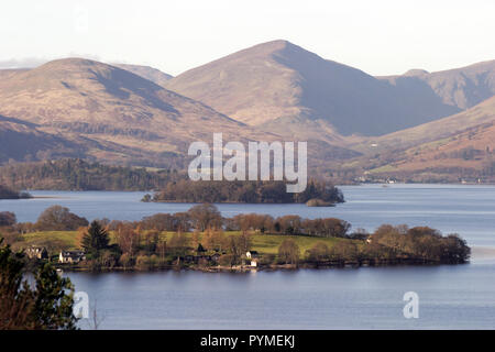 Ein Blick über Loch Lomond, im Westen mit Blick auf ein paar der kleinen Inseln im See und auf die Hügel und die Berge. Stockfoto