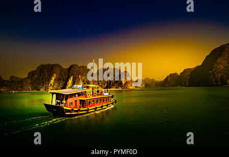 Sonnenuntergang in Vietnam Halong Bucht mit tour Boote im Vordergrund. Stockfoto