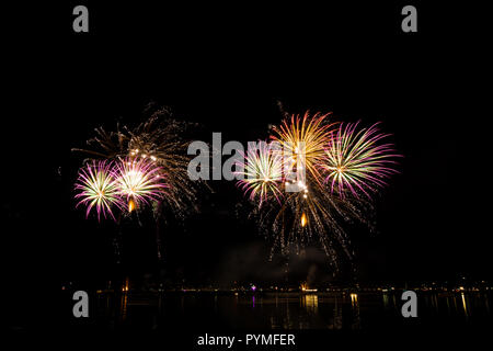 Deutschland, prächtige Feuerwerk der Rakete Explosion in der Nacht in Friedrichshafen Stockfoto