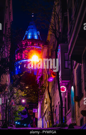 Blick auf alte Gasse mit der Galata Turm namens Christus Turm von GENUESISCHEN einen berühmten mittelalterlichen Sehenswürdigkeiten Architektur in Istanbul, Türkei. Stockfoto