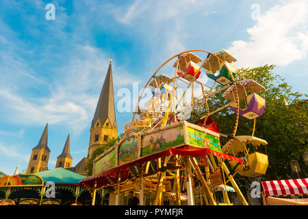 Schönes Bild der Fahrgeschäfte und Kathedrale in Bonn, Deutschland Stockfoto