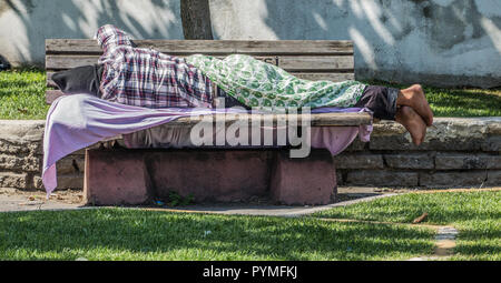 Istanbul, Türkei, September 2018: Im Park neben dem Topkapi Palast, einem Obdachlosen schläft auf einer Bank Stockfoto