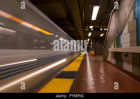 U-Bahn vorbei mit hoher Geschwindigkeit Bewegungsunschärfe lange Belichtung in der San Francisco Bay Area. Stockfoto