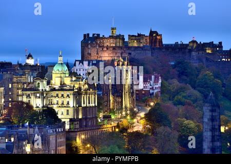 Auf der Oberseite des Calton Hill 2018 fotografierte nach dem Sonnenuntergang und das Edinburgh Castle und die alte Hochschule der Universität Edinburgh beleuchtet wurden Stockfoto