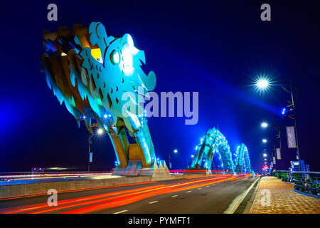 Der Drache Brücke (Cau Rong) mit blau-farbige Beleuchtung in der Nacht. Da Nang, Vietnam. Stockfoto