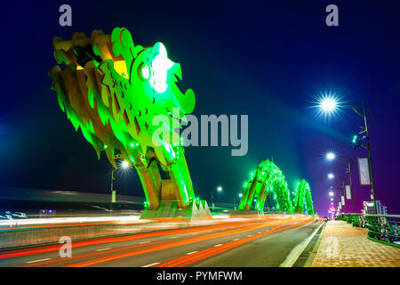 Der Drache Brücke (Cau Rong) mit grün-farbige Beleuchtung in der Nacht. Da Nang, Vietnam. Stockfoto