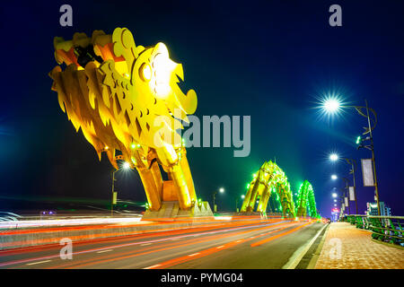 Der Drache Brücke (Cau Rong) mit gelben Beleuchtung in der Nacht. Da Nang, Vietnam. Stockfoto