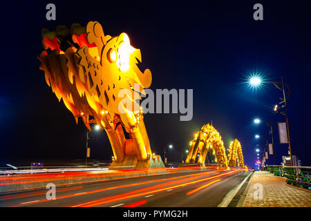 Der Drache Brücke (Cau Rong) mit orange-farbige Beleuchtung in der Nacht. Da Nang, Vietnam. Stockfoto
