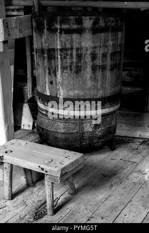 Rustikale alte Eiche Holzfässer und Melken Hocker in einem alten schwedischen Farm im Norden von Schweden Stockfoto