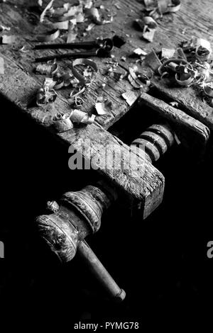 Antike hölzerne Schraubstock und Holzspäne in einem alten schwedischen Farm im Norden von Schweden Stockfoto