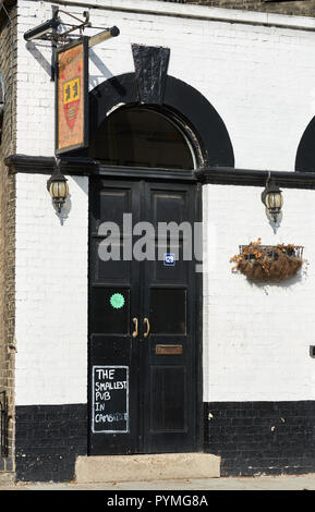 "Die St Radeguund" Pub, kleinste Kneipe in Cambridge und Endpunkt der berühmten Halbjährlichen Pub Crawl, King Street, Cambridge, England. Stockfoto