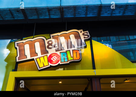 London, Großbritannien - 4. Januar 2018: Logo von M&M's Shop, berühmt durch seine bunten button-geformten Pralinen, in London, England, Vereinigtes Königreich Stockfoto