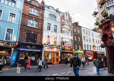 London, Vereinigtes Königreich - Januar 4, 2018: die Menschen zu Fuß die Geschäfte und Restaurants von Chinatown in London, England, Vereinigtes Königreich Stockfoto