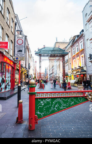 London, Vereinigtes Königreich - Januar 4, 2018: die Menschen zu Fuß die Geschäfte und Restaurants von Chinatown in London, England, Vereinigtes Königreich Stockfoto