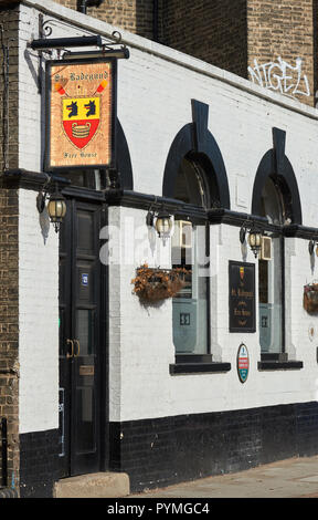 "Die St Radeguund" Pub, kleinste Kneipe in Cambridge und Endpunkt der berühmten Halbjährlichen Pub Crawl, King Street, Cambridge, England. Stockfoto