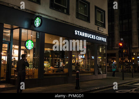 London, Großbritannien - 4. Januar 2018: Starbucks Kaffee mit mit einem Mann Anrufen per Handy in London, England, Vereinigtes Königreich Stockfoto