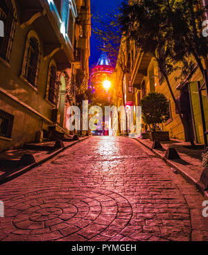 Blick auf alte Gasse mit der Galata Turm namens Christus Turm von GENUESISCHEN einen berühmten mittelalterlichen Sehenswürdigkeiten Architektur in Istanbul, Türkei. Stockfoto