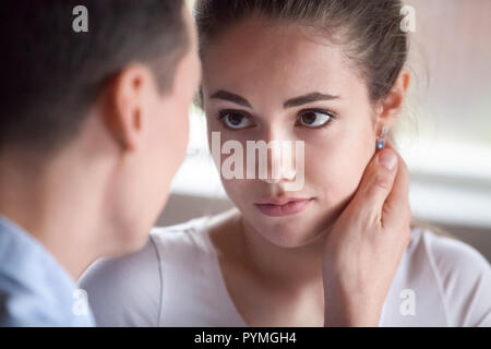 In der Nähe von Paar in Liebe im Innenbereich Stockfoto