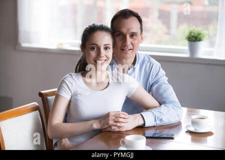 Ehegatten, die sitzen in der Küche bei Camera suchen Stockfoto