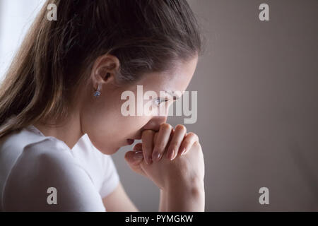 Close up womans Gesicht denken die Entscheidung Stockfoto