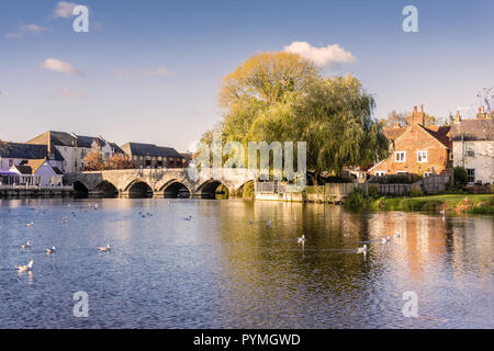 Blick über den Fluss Avon auf eine mittelalterliche Brücke aus dem 13. Jahrhundert in Fordingbridge in Hampshire an einem sonnigen Herbsttag in England, Großbritannien Stockfoto