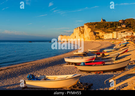 Küste von Etretat Normandie Frankreich um Sonnenuntergang Stockfoto