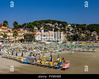 Strand und Meer an der iitalian Andora Sea Resort in Ligurien Italien Stockfoto