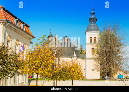 Kroatien, Slawonien, Stadt Daruvar, Hauptplatz und die katholische Kirche im Herbst Stockfoto