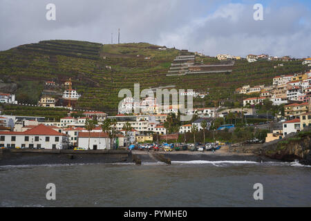 Schwarzer Stein Strand in Câmara de Lobos, Madeira Stockfoto