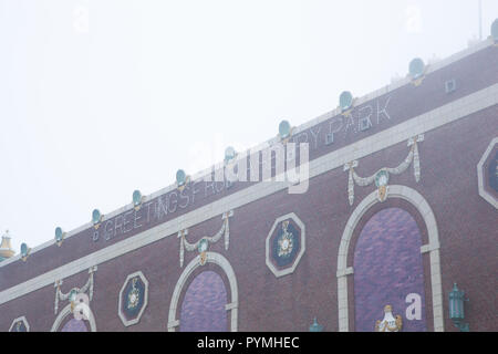 ASBURY PARK, NEW JERSEY - Oktober 10, 2018: Ein Blick auf die Spitze der Convention Hall auf einem sehr neblig Herbst Tag. Stockfoto