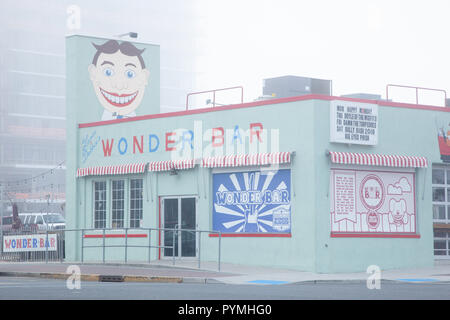 ASBURY PARK, NEW JERSEY - Oktober 10, 2018: Blick auf den berühmten Wunder Bar auf einem sehr neblig Herbst Tag Stockfoto