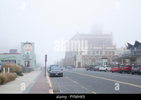 ASBURY PARK, NEW JERSEY - Oktober 10, 2018: Ein Blick hinunter Ocean Avenue der Wunder Bar und Convention Hall auf einem sehr neblig Herbst Tag Stockfoto