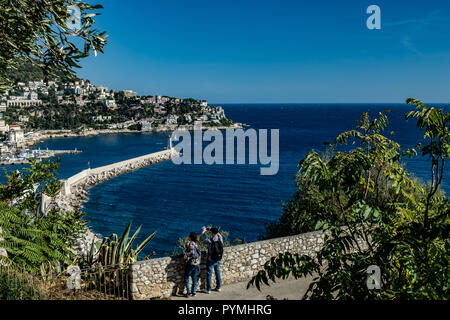 Touristen mit Blick auf den Leuchtturm bay Nice Cote D'Azur Frankreich Stockfoto