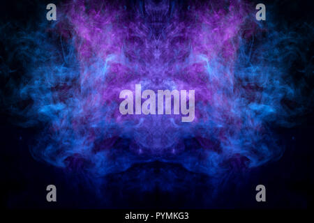 Mocap für coole T-Shirts. Dicke bunte Blau und Lila Rauch in der Form einer Monster auf einem schwarzen Hintergrund isoliert. Aus dem Rauch von v Hintergrund Stockfoto