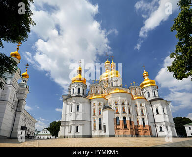 Kirche mit goldenen Kuppeln in Kiew Pechersk Lavra Christian komplex. Alte historische Architektur in Kiew, Ukraine Stockfoto