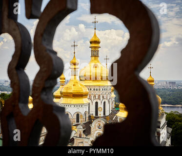 Kirche mit goldenen Kuppeln hinter dem Zaun in Kiew Pechersk Lavra Christian komplex. Alte historische Architektur in Kiew, Ukraine Stockfoto