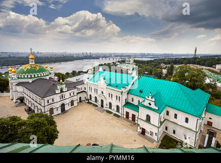 Kirche mit goldenen Kuppeln in Kiew Pechersk Lavra Christian komplex. Alte historische Architektur in Kiew, Ukraine Stockfoto