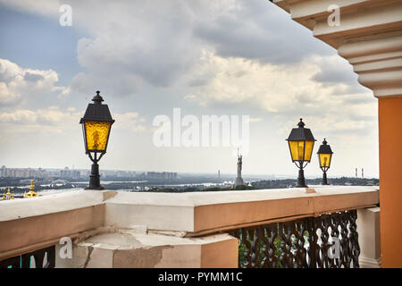 Anzeigen von Mutter Heimat Statue aus Kiew Pechersk Lavra Christian komplex. Stockfoto