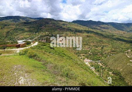 Eindrucksvolle Luftaufnahme der Gebirgszüge der Amazonas Region gesehen von der Abfahrt Bahnhof in Kuelap Festung, Nuevo Tingo Stadt, Peru Stockfoto